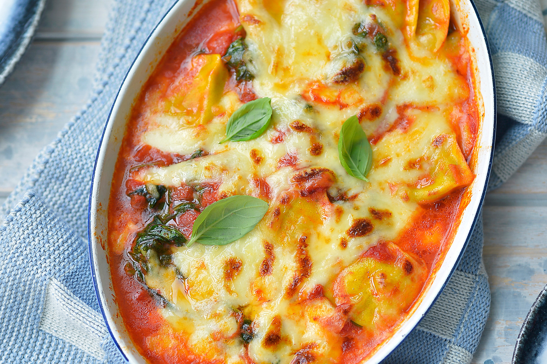 Ovenschotel met ravioli, mozzarella en spinazie
